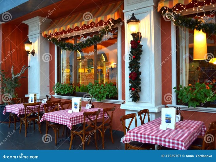 Christmas italy restaurant decor